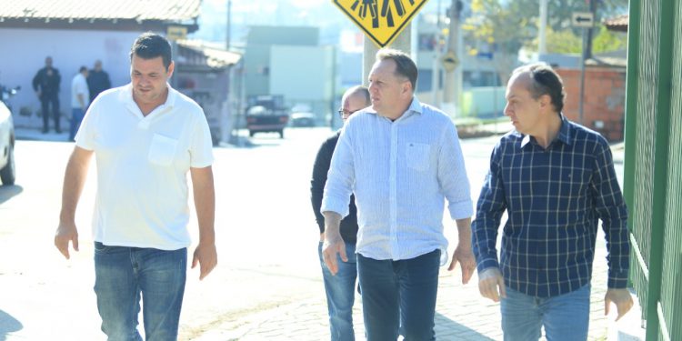 Louveira – SERVIÇOS PÚBLICOS – Prefeitura inicia segunda semana da Operação Bairro a Bairro na região do Terra da Uva