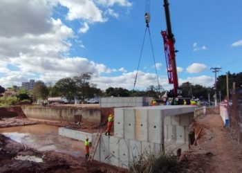 Hortolândia – Ribeirão Jacuba começa a ganhar aduelas em trecho de duplicação do viário da Av. Santana, na Região Central