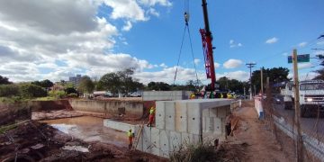 Hortolândia – Ribeirão Jacuba começa a ganhar aduelas em trecho de duplicação do viário da Av. Santana, na Região Central