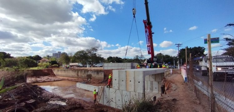 Hortolândia – Ribeirão Jacuba começa a ganhar aduelas em trecho de duplicação do viário da Av. Santana, na Região Central