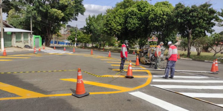 Hortolândia – Prefeitura inicia semana com readequação viária com sinalização de solo em via próxima à EMS