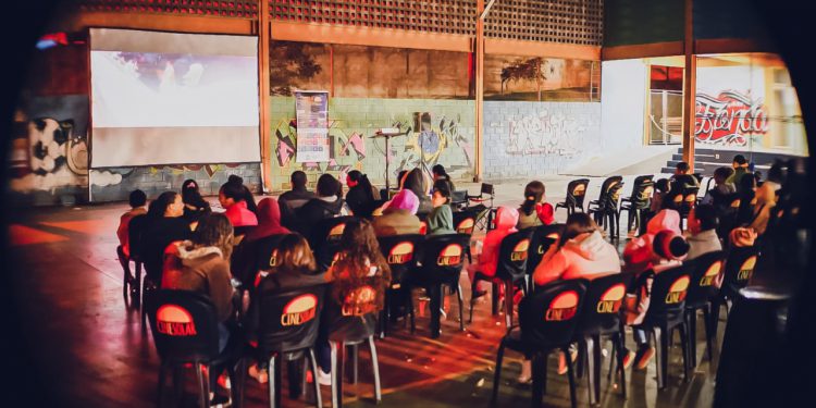 Louveira – CONHECIMENTO – Cinesolar reúne 100 estudantes para exibição de curtas brasileiros e a animação ‘Rio 2’