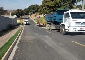 Pedreira – Secretaria de Obras e Vias Públicas recupera pavimentação asfáltica de ruas no Jardim Panorama