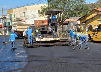 Pedreira – Prefeitura de Pedreira está recuperando a Pavimentação Asfáltica da Rua XV de Novembro