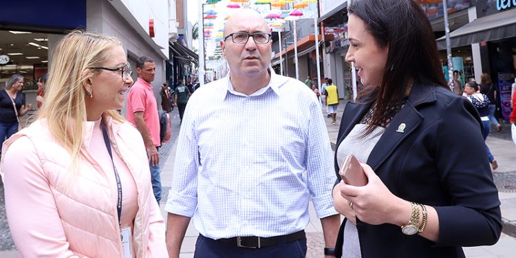 Campinas – Calçadão da 13 de Maio começa a receber cobertura de guarda-chuvas