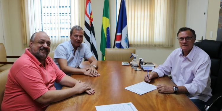 Itapira – Prefeito assina subvenção para pagamento de 13° de funcionários do Lar São Vicente e do Allan Kardec