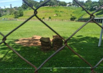 Pedreira – Gramado dos campos de futebol de Pedreira estão sendo recuperados