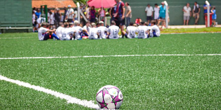 Paulínia – Prefeitura instala grama sintética em dois campos