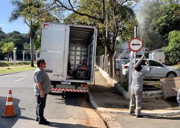 Americana – Prefeitura executa limpeza de placas de trânsito na Avenida Brasil