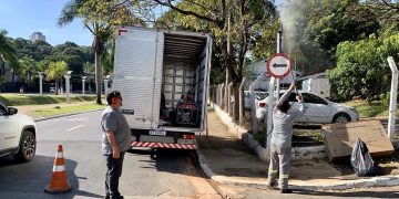 Americana – Prefeitura executa limpeza de placas de trânsito na Avenida Brasil