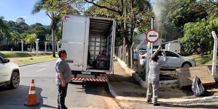 Americana – Prefeitura executa limpeza de placas de trânsito na Avenida Brasil