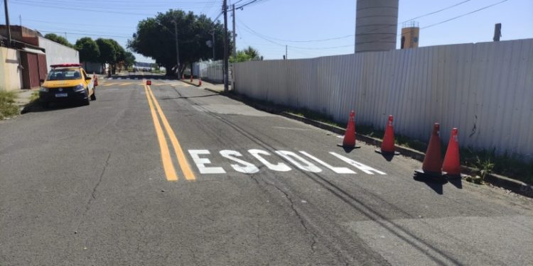Hortolândia – Ruas do entorno de duas unidades de ensino recebem etapa do mutirão de reforço de sinalização de solo