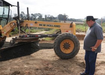 Monte Mor – O Prefeito de Monte Mor, Edivaldo Brischi, nesta segunda (17), esteve no Jardim Colina e Jardim Colorado, para acompanhar os trabalhos de pavimentação asfáltica que estão acontecendo nos dois bairros.