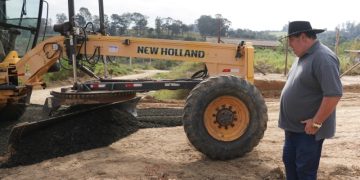 Monte Mor – O Prefeito de Monte Mor, Edivaldo Brischi, nesta segunda (17), esteve no Jardim Colina e Jardim Colorado, para acompanhar os trabalhos de pavimentação asfáltica que estão acontecendo nos dois bairros.