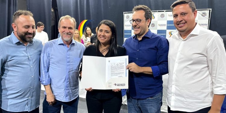 Sumaré – Prefeito Luiz Dalben entrega títulos de regularização fundiária