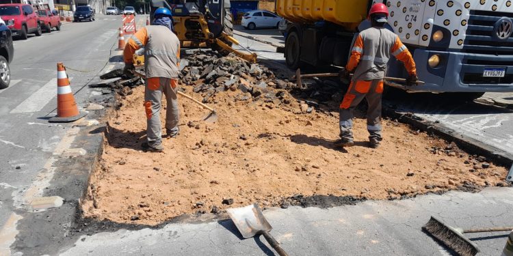Louveira – Prefeitura começa semana com tapa-buraco no centro após chuvas danificarem asfalto