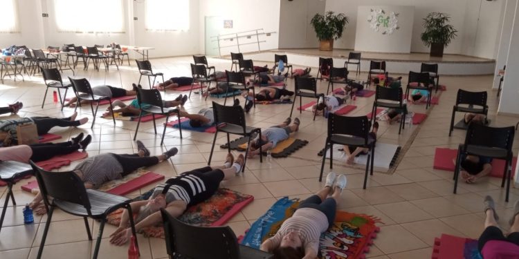 Holambra – Aulas de alongamento são opção para quem procura bem-estar físico e mental