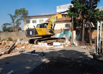 Hortolândia –  Equipes da Prefeitura de Hortolândia realizam mais uma etapa de demolição para início da obra de viaduto sobre a linha férrea