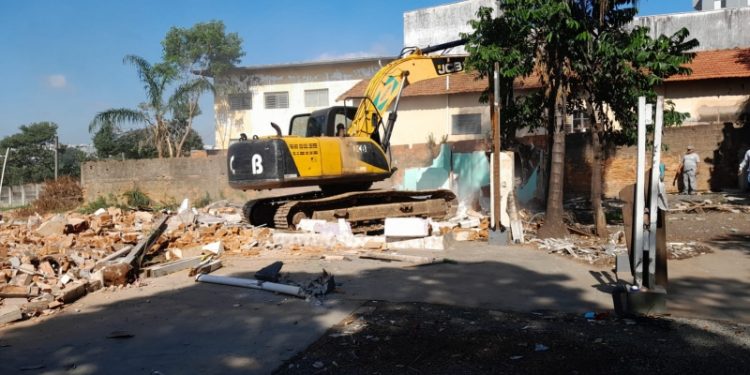 Hortolândia –  Equipes da Prefeitura de Hortolândia realizam mais uma etapa de demolição para início da obra de viaduto sobre a linha férrea