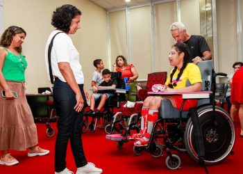 Paulínia – Prefeitura entrega cadeiras de rodas adaptadas