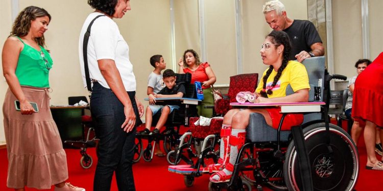 Paulínia – Prefeitura entrega cadeiras de rodas adaptadas