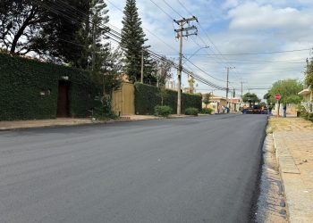 Indaiatuba – Equipe da Secretaria de Obras e Vias Públicas faz recapeamento da rua Onze de Junho