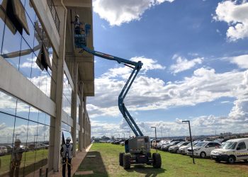 Hortolândia – Paço Municipal de Hortolândia recebe telas para controlar incidência de luz solar