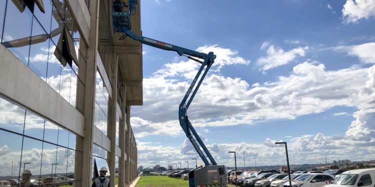 Hortolândia – Paço Municipal de Hortolândia recebe telas para controlar incidência de luz solar