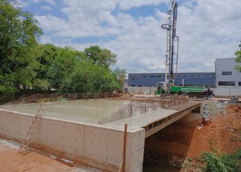 Itapira – Obra da ponte Ari Wilson Cremasco avança com instalação das vigas protendidas