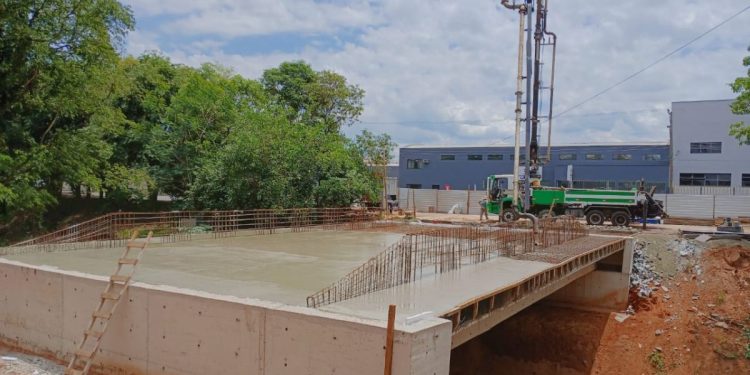 Itapira – Obra da ponte Ari Wilson Cremasco avança com instalação das vigas protendidas
