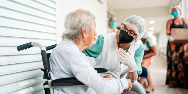 Valinhos – Ação faz parte do programa Envelhecer Sorrindo; 43 pessoas foram examinadas e alguns casos encaminhados para tratamento